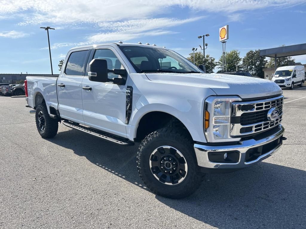 New 2027 Oxford White Ford F-250® XLT image 2