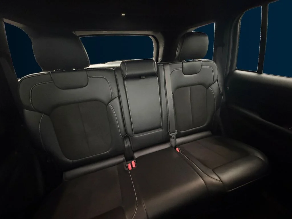 Used 2025 White Jeep Altitude image 18
