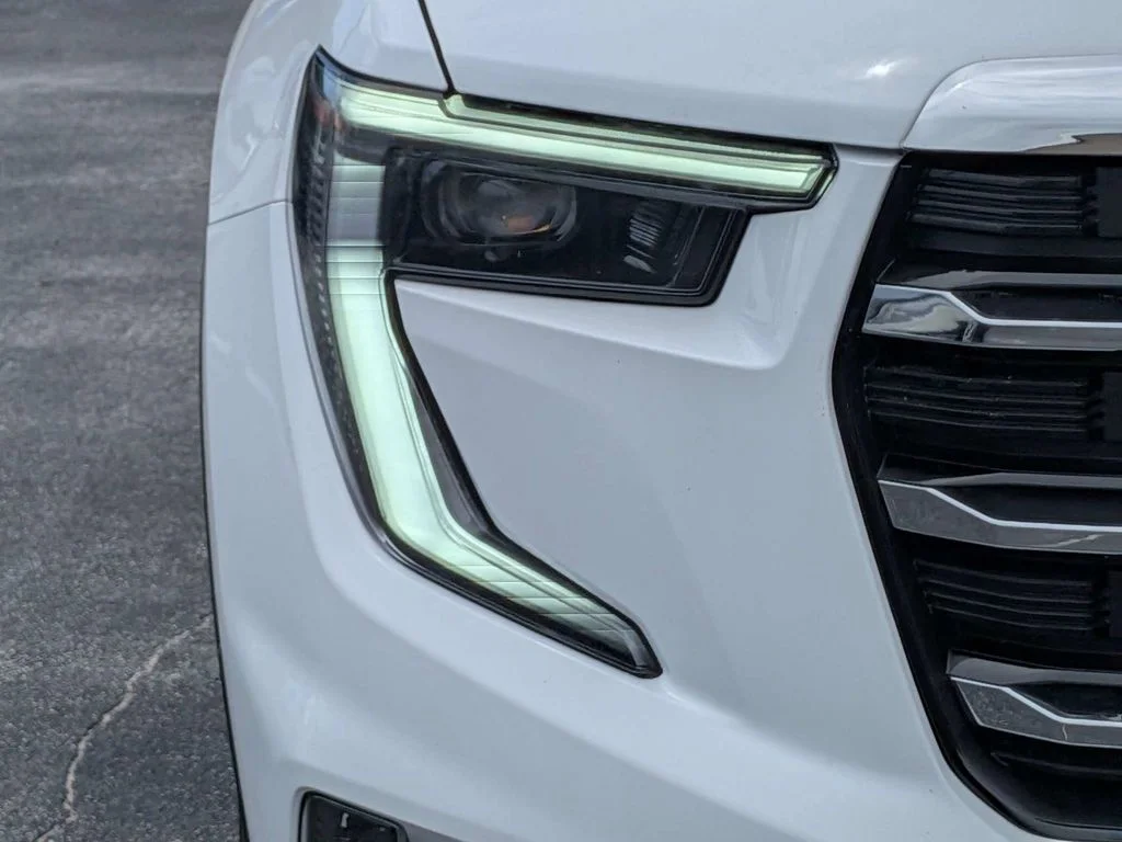 Used 2024 White GMC Elevation image 9