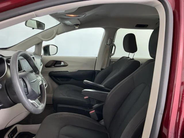 Used 2018 Velvet Chrysler L image 9