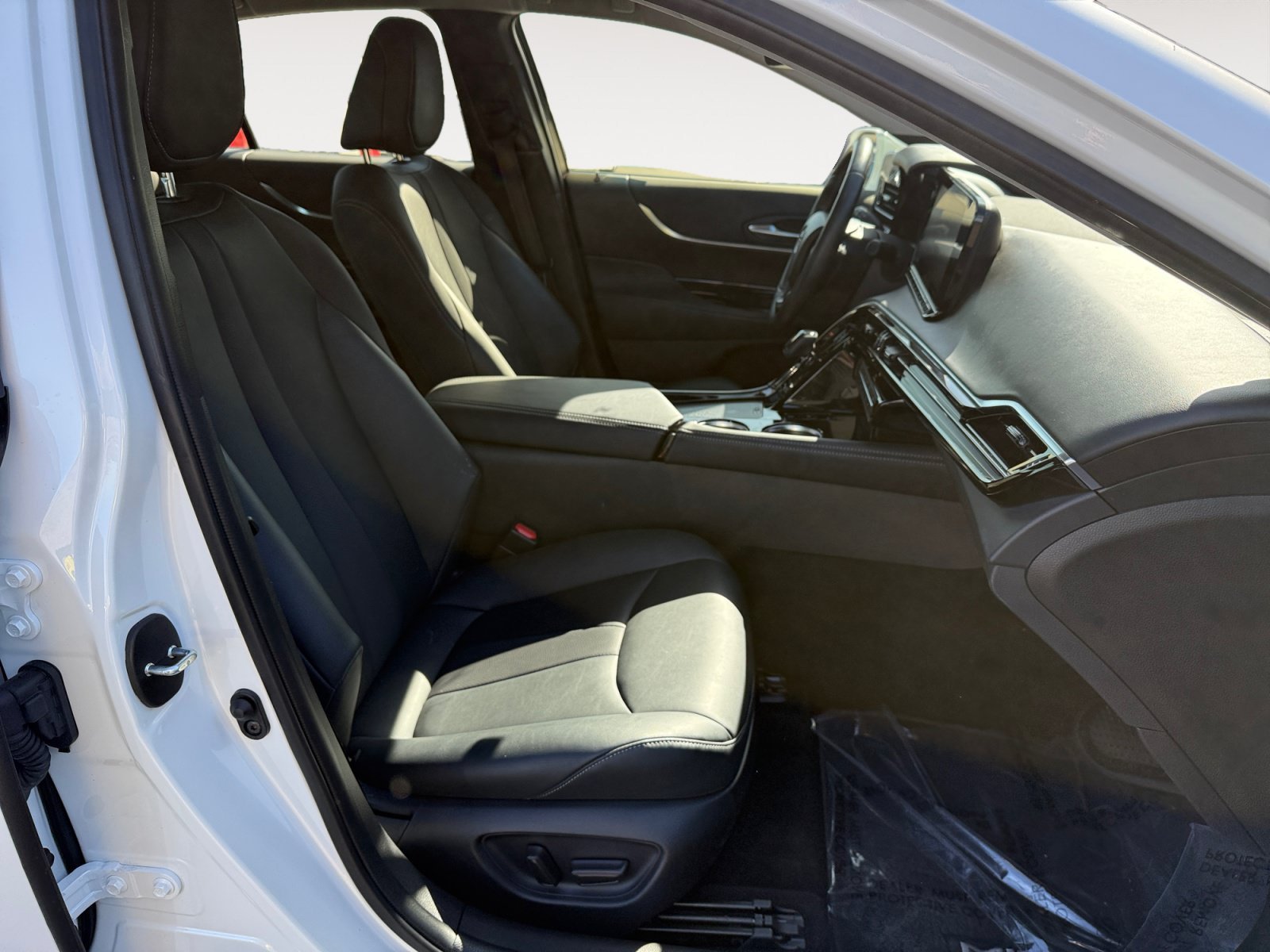 Used 2021 White Toyota XLE image 19