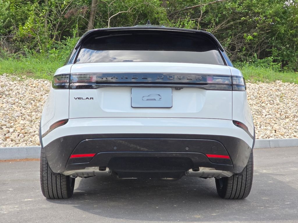 New 2026 Fuji White Land Rover Dynamic se image 5
