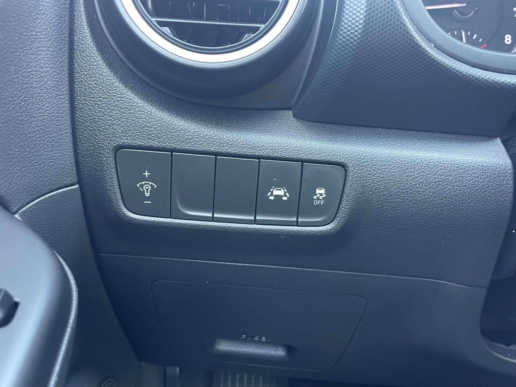Used 2020 Silver Hyundai SE image 19