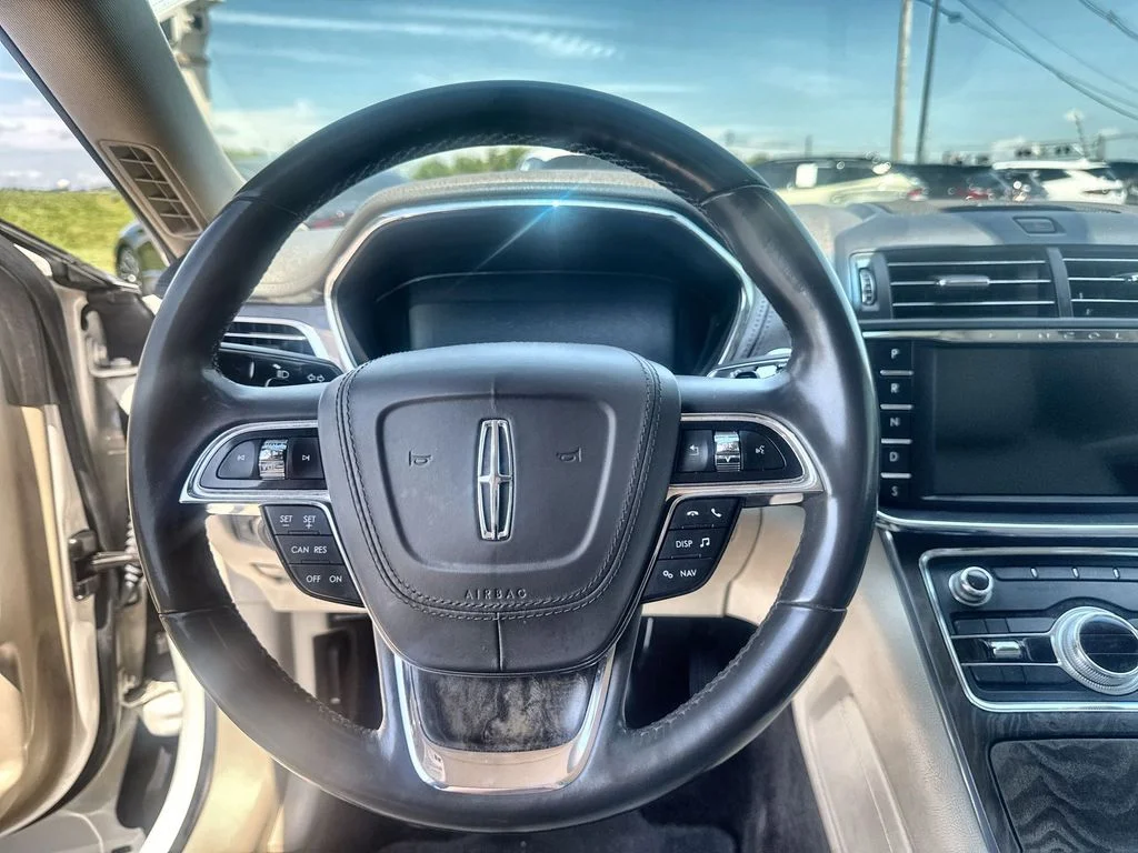Used 2017 White Lincoln Select image 14
