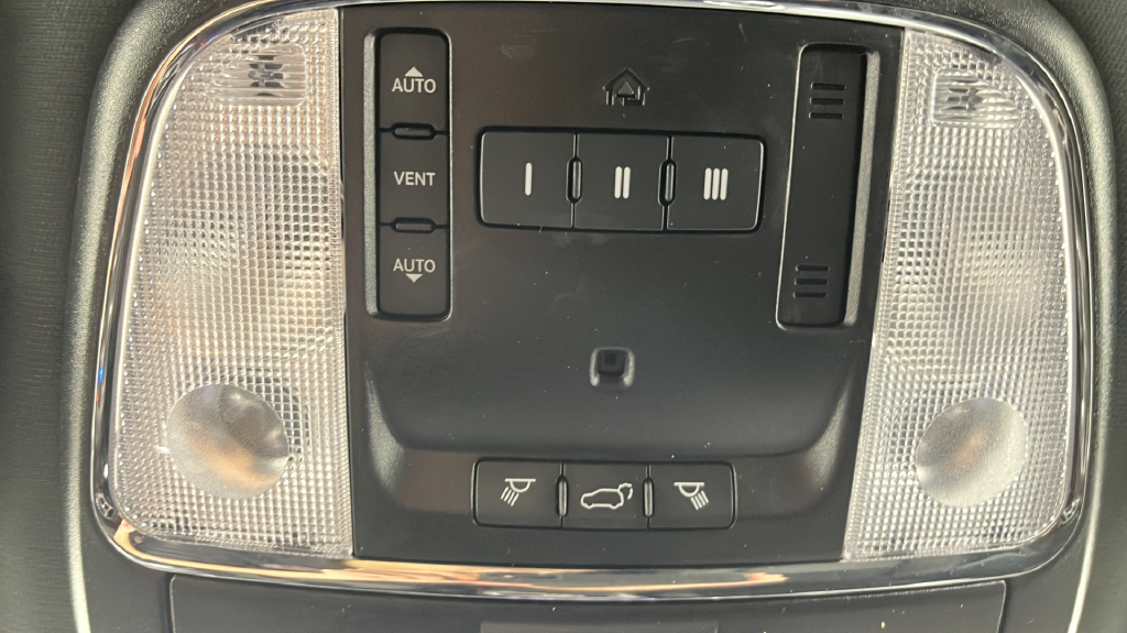 Used 2019 White/off-white Jeep Altitude image 32