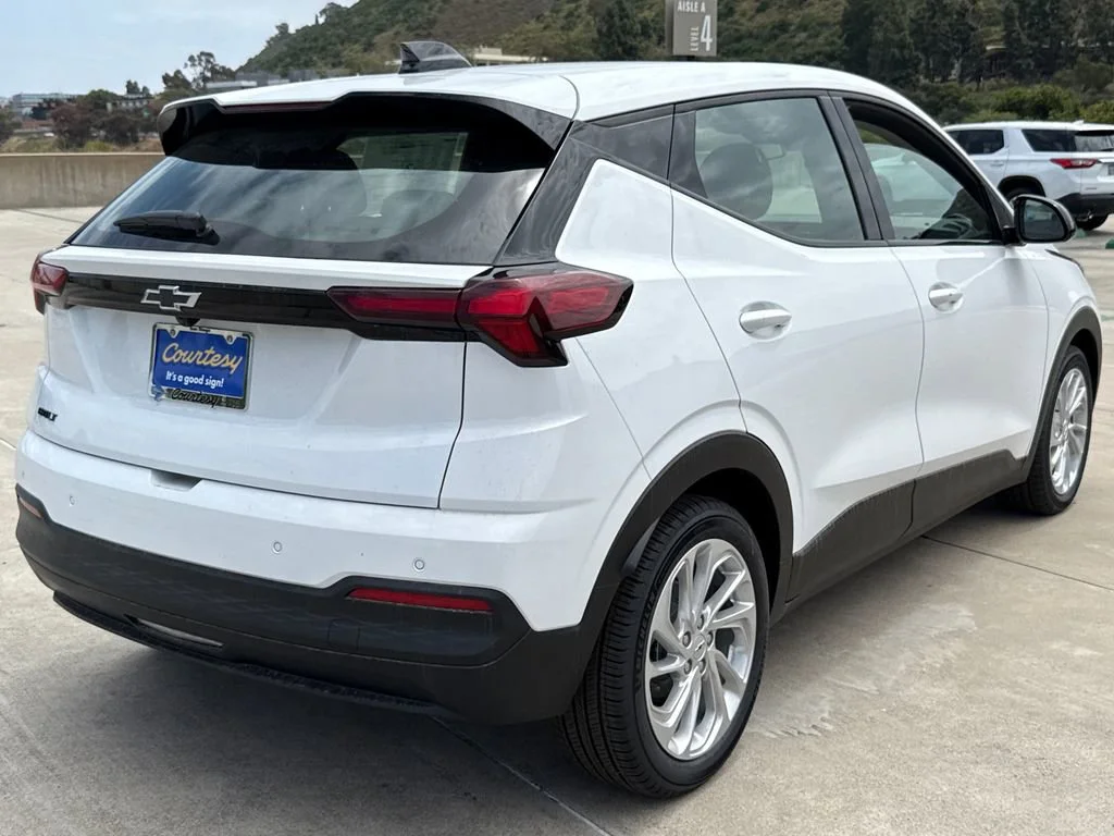 New 2027 Summit White Chevrolet LT image 8