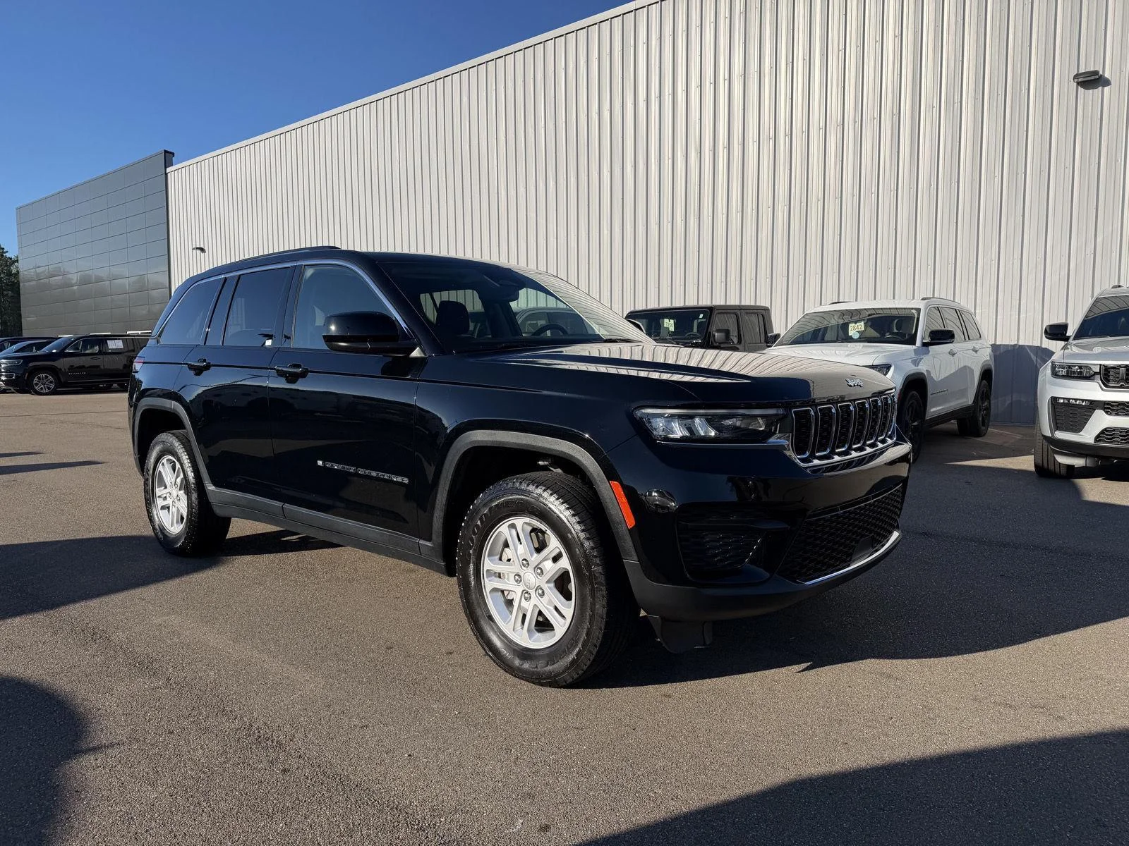 Used 2023 Diamond Black Crystal Pearlcoat Jeep Laredo image 3