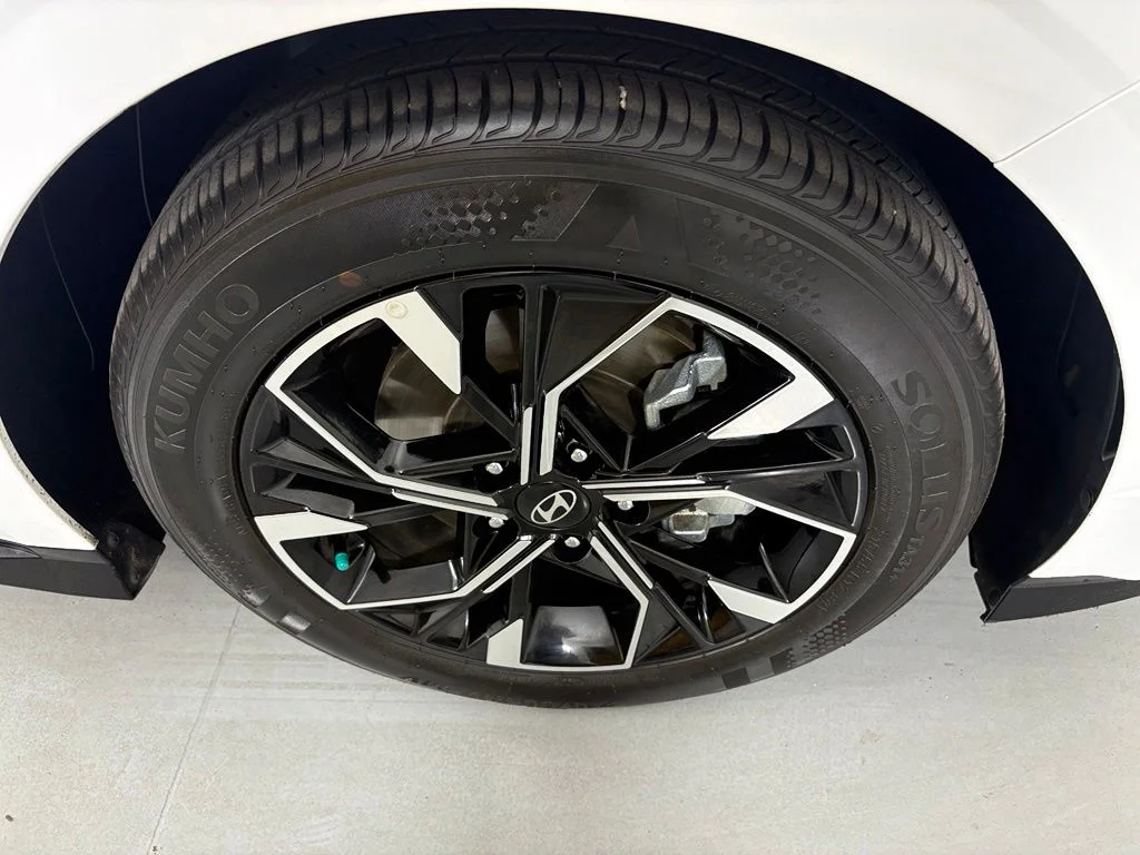 Used 2025 White Hyundai SEL image 10