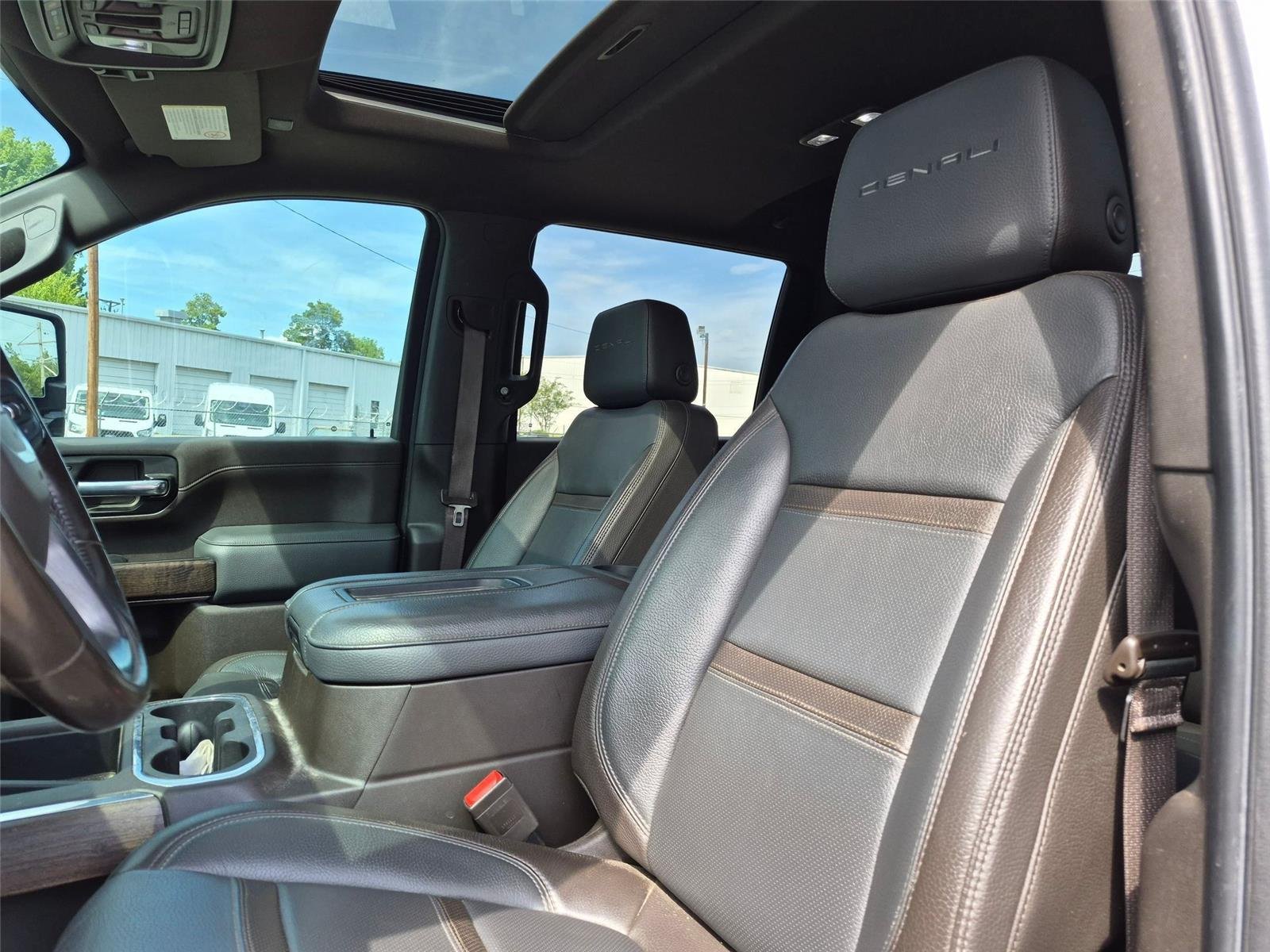 Used 2021 White Frost Tricoat GMC Denali image 9