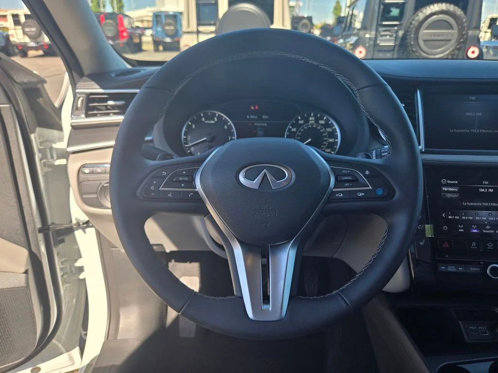 Used 2025 White INFINITI LUXE image 25