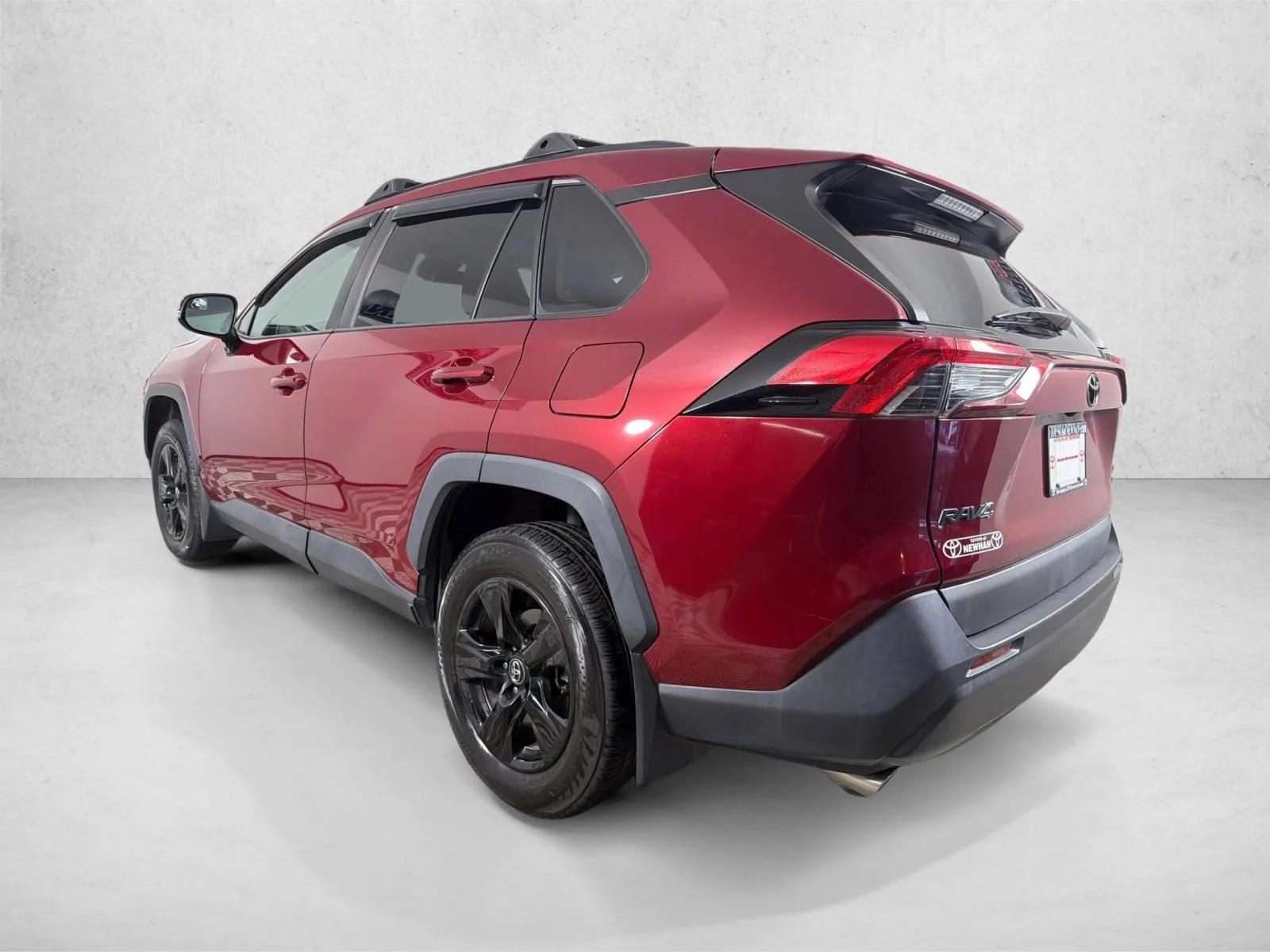 Used 2020 White Toyota XLE image 6