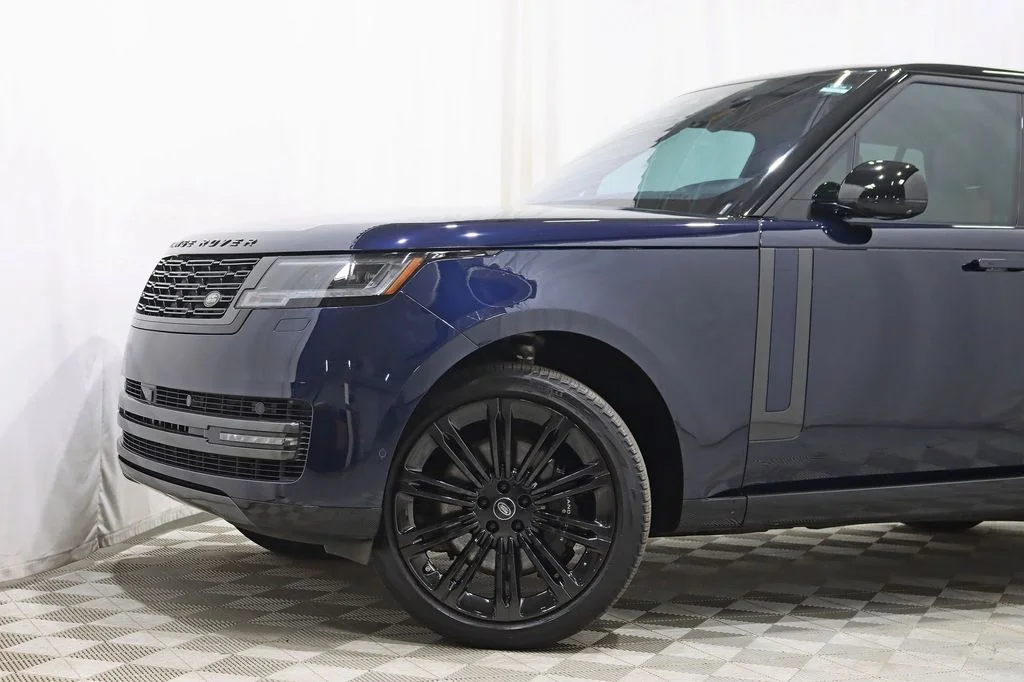 Used 2023  Land Rover SE image 3