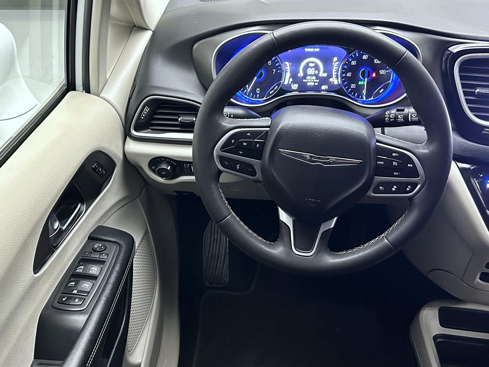 Used 2022 White Chrysler Touring L image 12