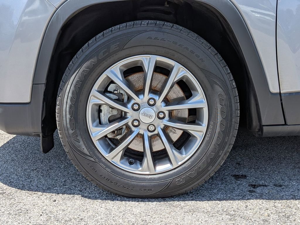 Used 2021 Silver Jeep Latitude Lux image 29