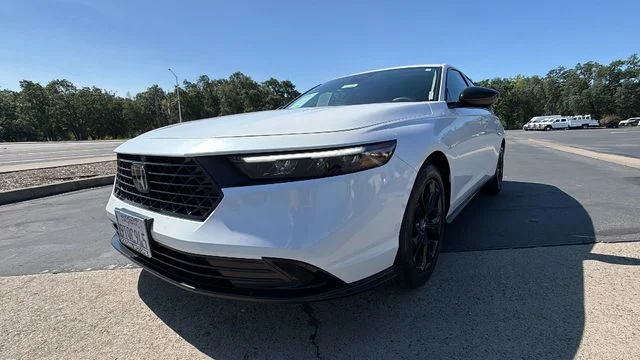 Used 2025 White Honda SE image 9