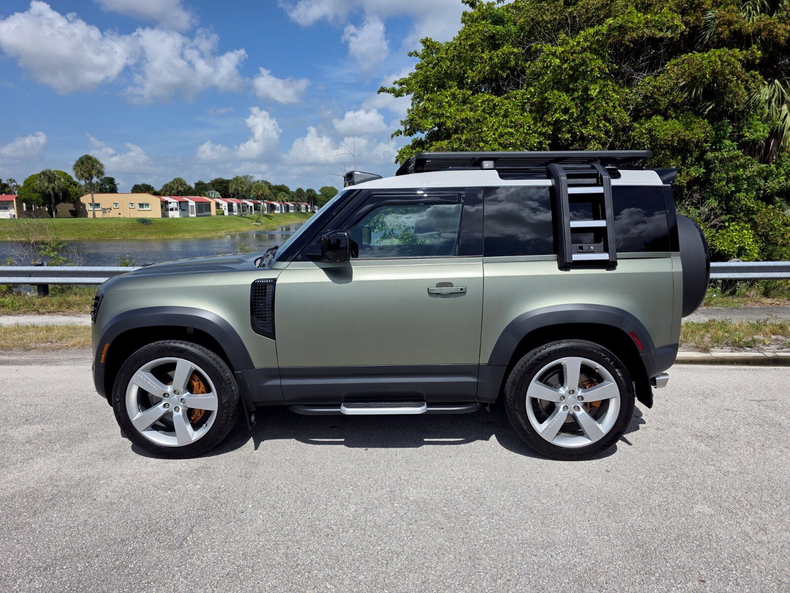 Used 2021 Pangea Green Metallic Land Rover 90 First Edition image 7