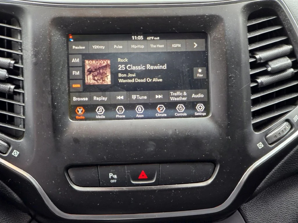 Used 2019 Black Jeep Latitude Plus image 9