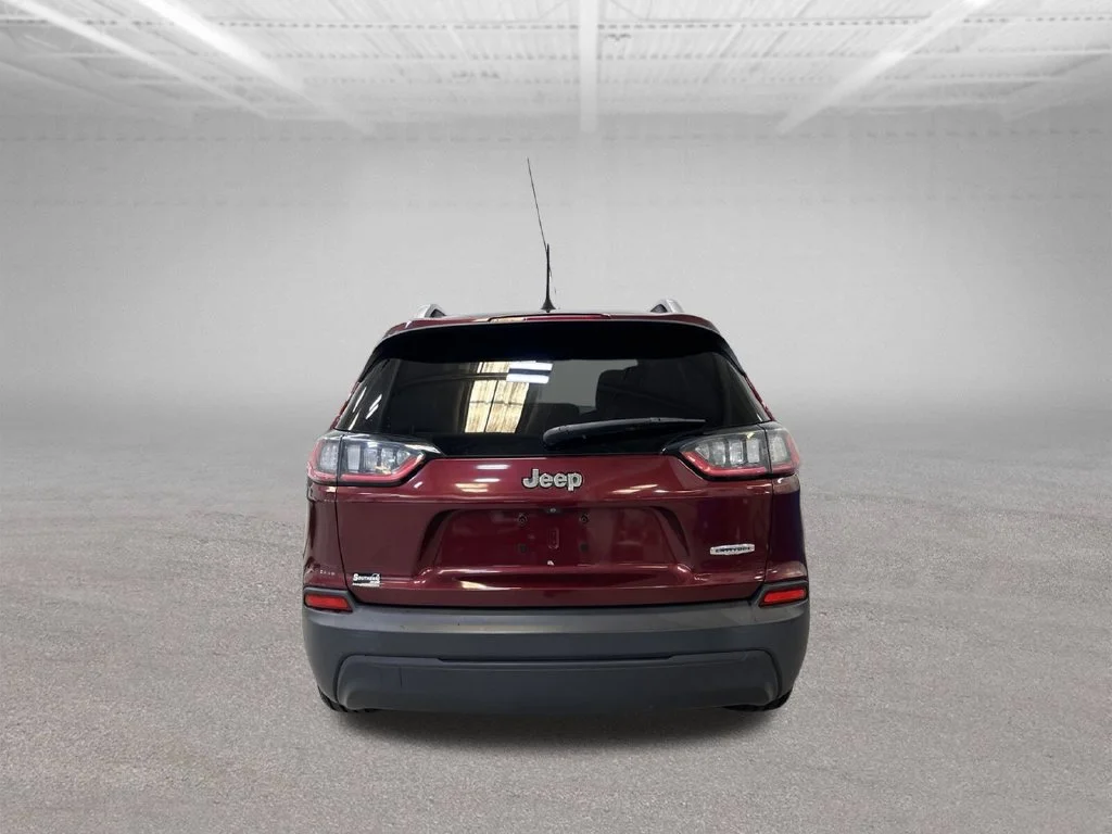 Used 2019 Red Jeep Latitude image 4