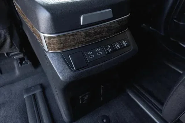 Certified Used 2025 WIND CHILL PEARL Toyota  image 29