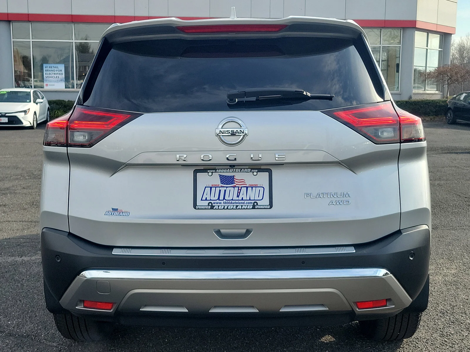 Used 2021 Brilliant Silver Metallic Nissan Platinum image 5