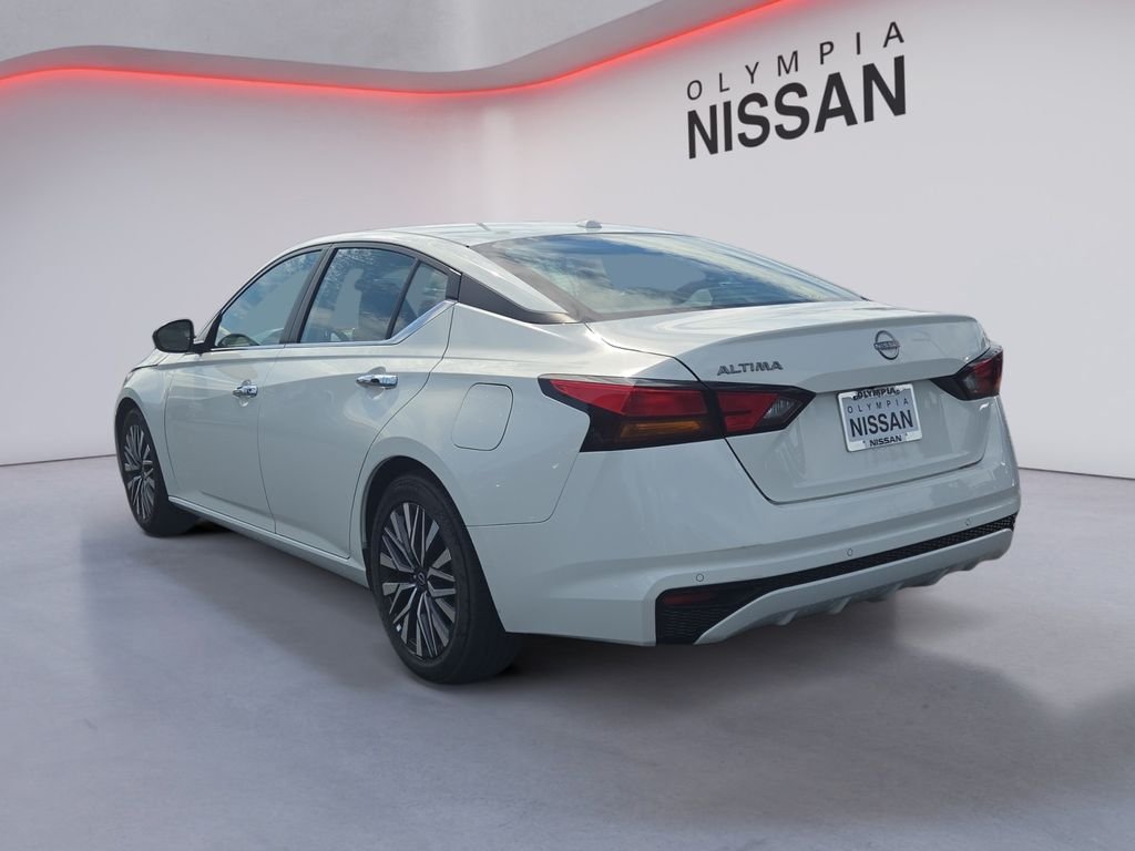 Used 2025 White Nissan 2.5 SV image 4