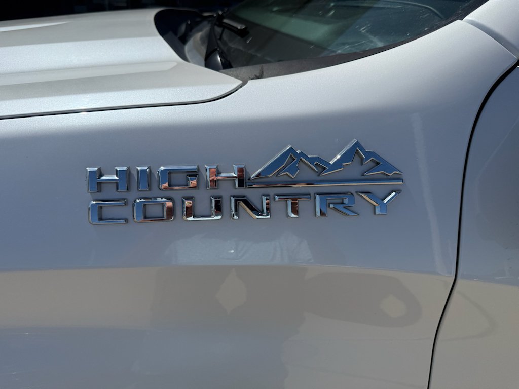 Used 2019 Iridescent Pearl Tricoat Chevrolet High Country image 6