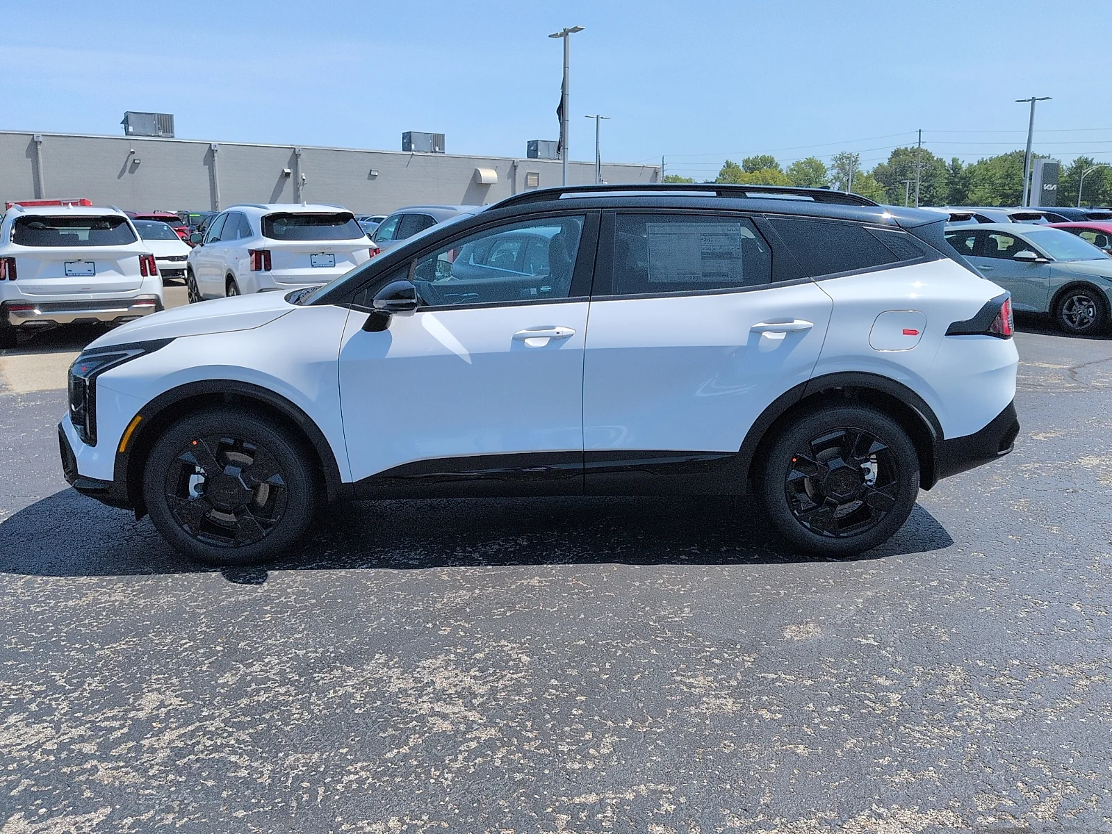 New 2027 Glacial White Pearl/ Black  Kia X-Line image 4
