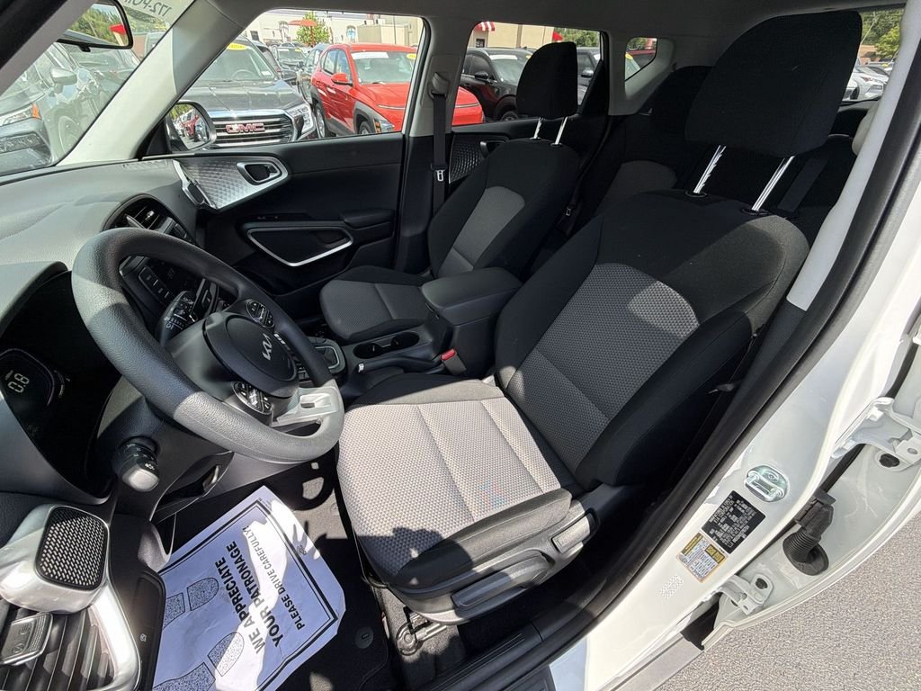 2025 Kia Soul LX - Photo 17