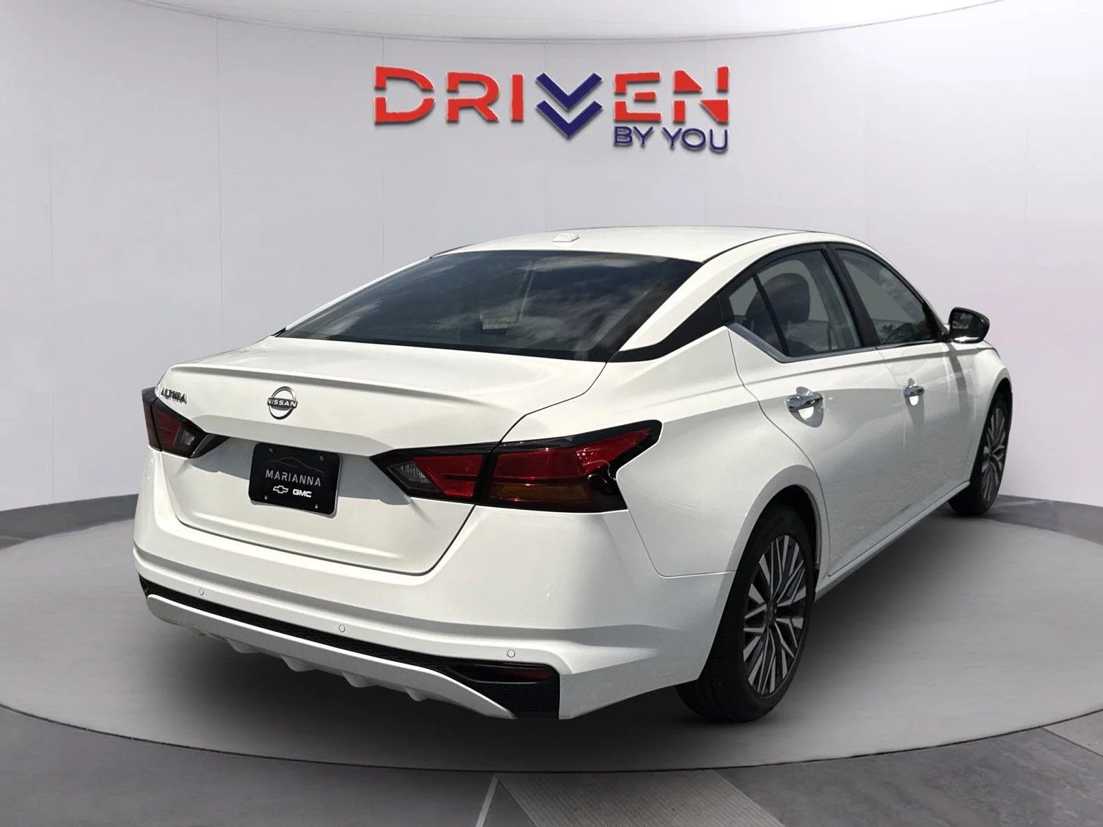 Used 2025 Glacier White Nissan SV image 4