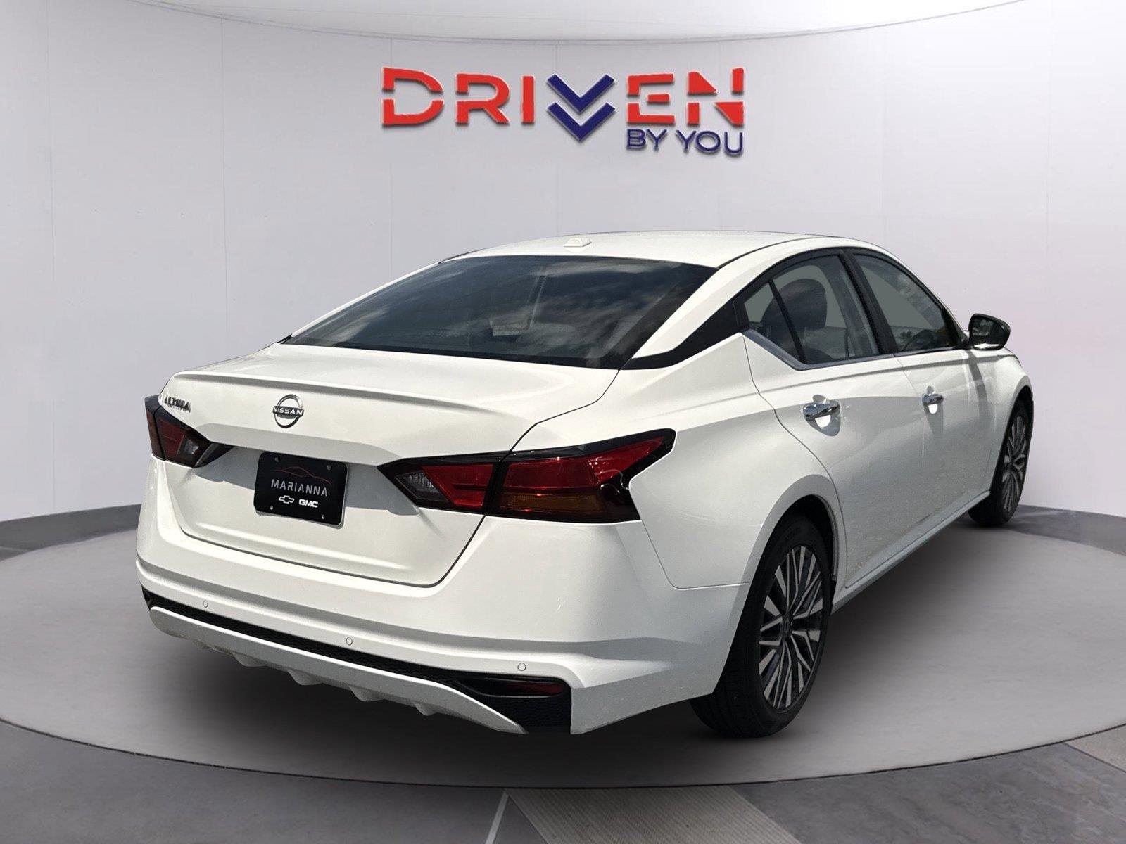 Used 2025 Glacier White Nissan SV image 4