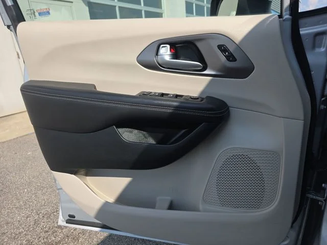 Used 2023 Silver Chrysler Touring L image 28