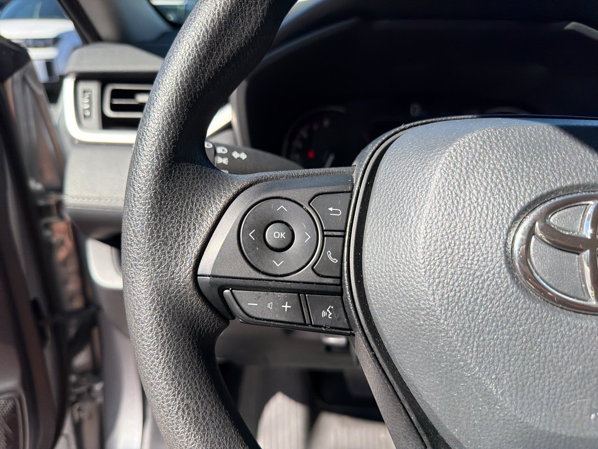 Used 2025 Silver Sky Metallic Toyota XLE image 22