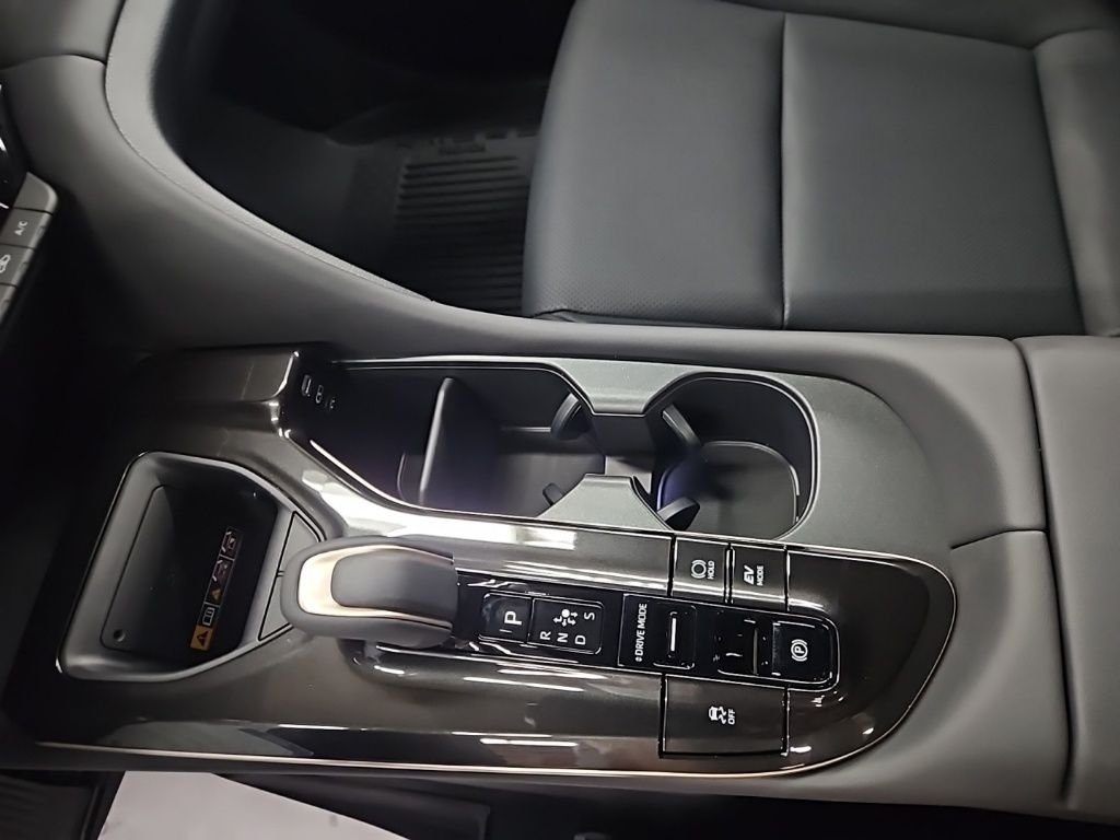 2025 Toyota Crown Signia XLE - Photo 18