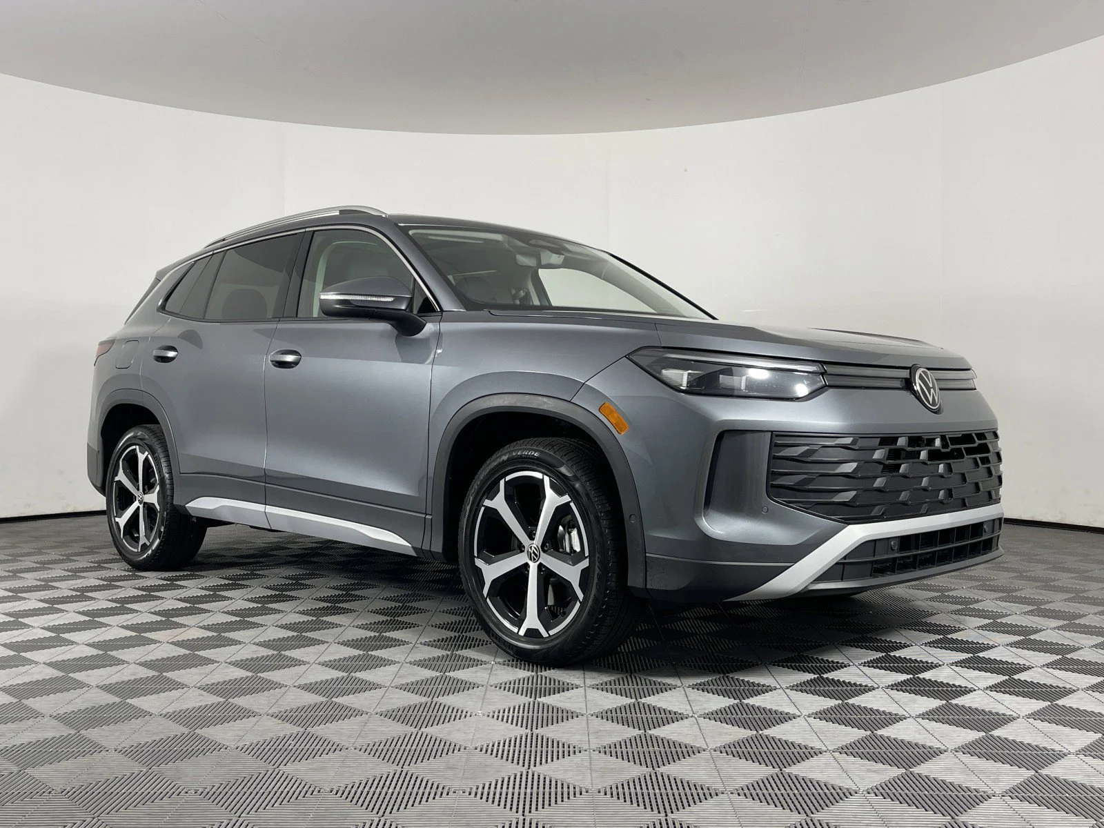 2025 Volkswagen Tiguan SE - Photo 18