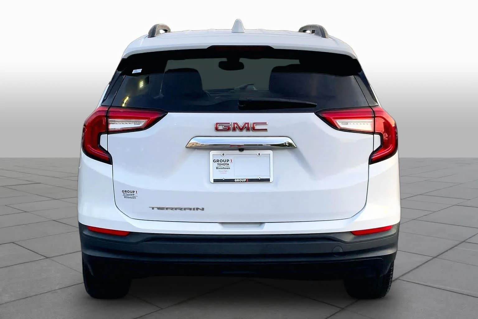 Used 2022 Summit White GMC SLE image 5