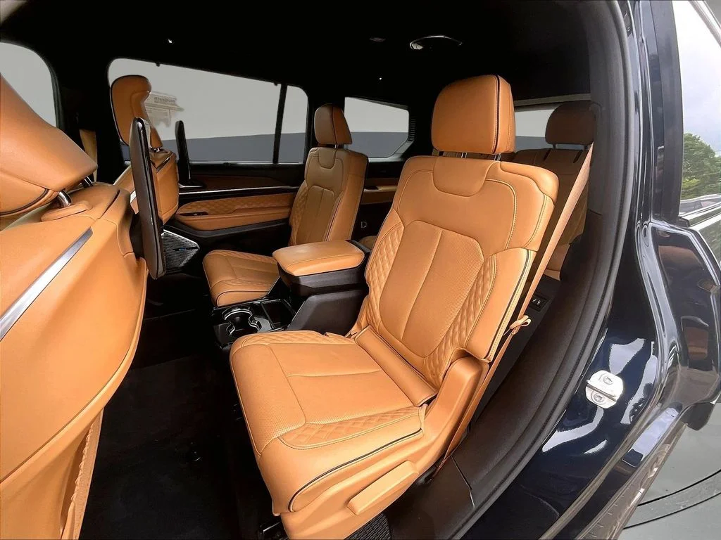 Used 2023 Black Jeep Summit image 26