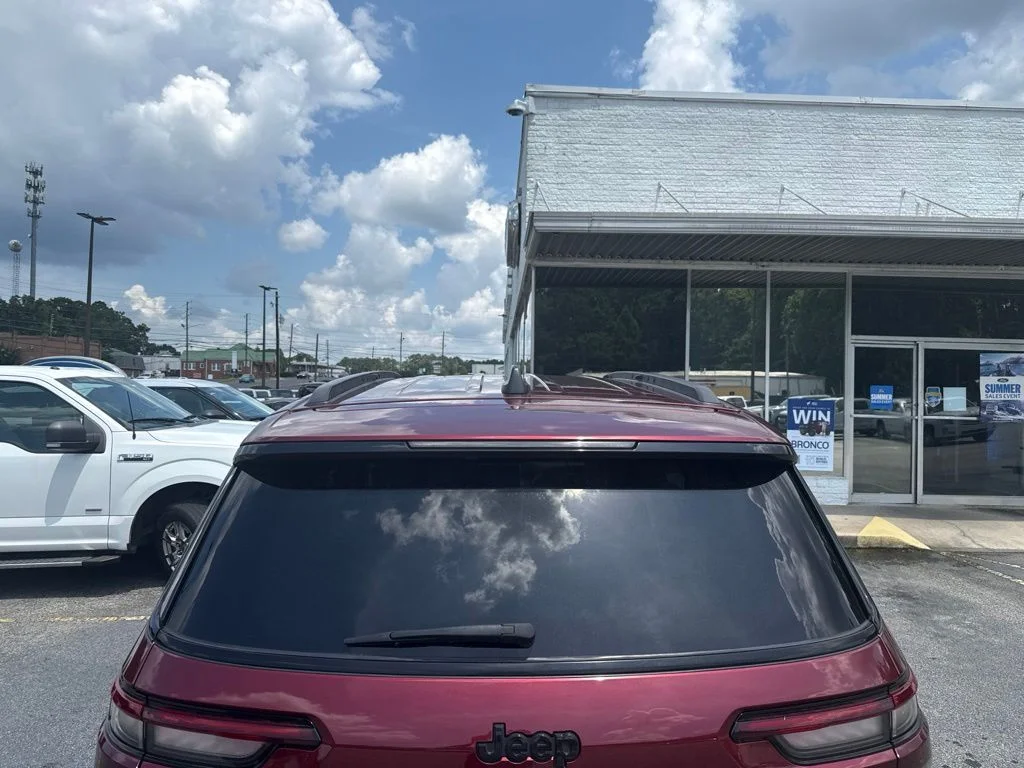 Used 2023 Red Jeep Altitude image 3