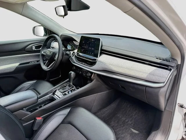 Used 2022 Bright White Clearcoat Jeep Latitude image 13