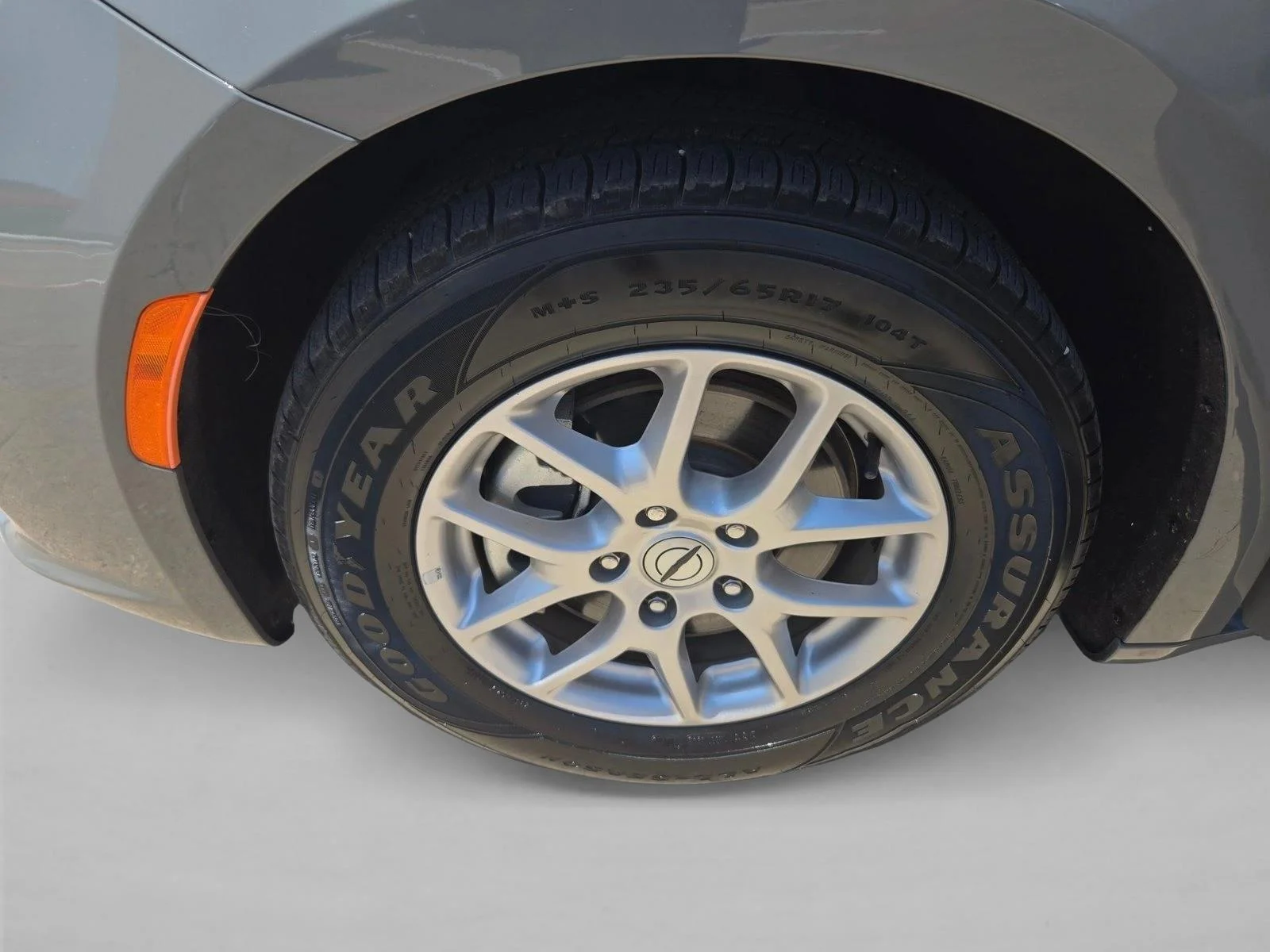 Used 2025 Ceramic Gray Clearcoat Chrysler Select image 23