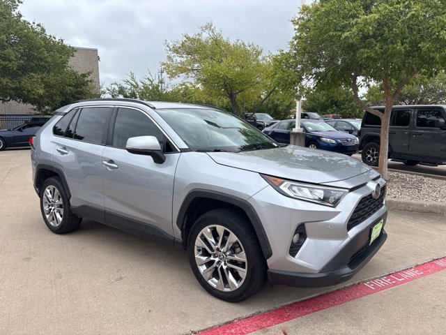 Used 2020 Silver Toyota XLE Premium image 3