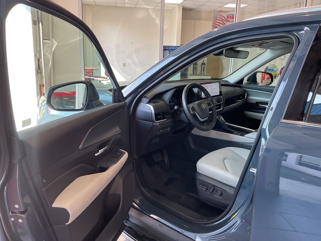 Used 2025 White Toyota XLE image 14