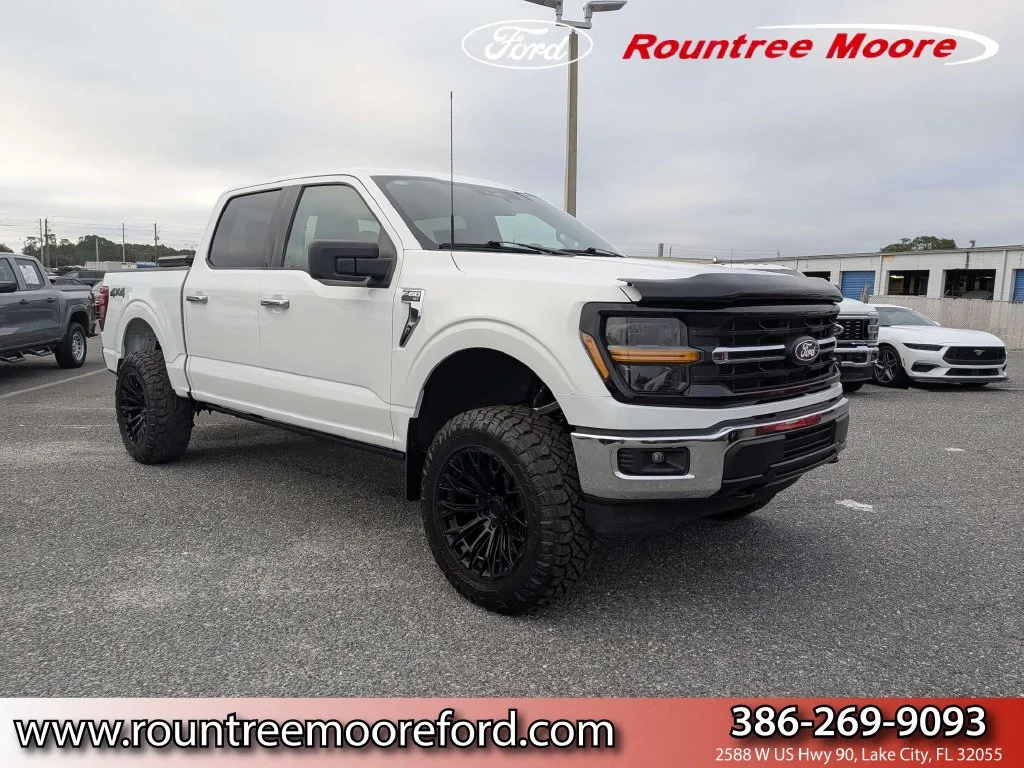 Certified Used 2025 Oxford White Ford XLT image 1