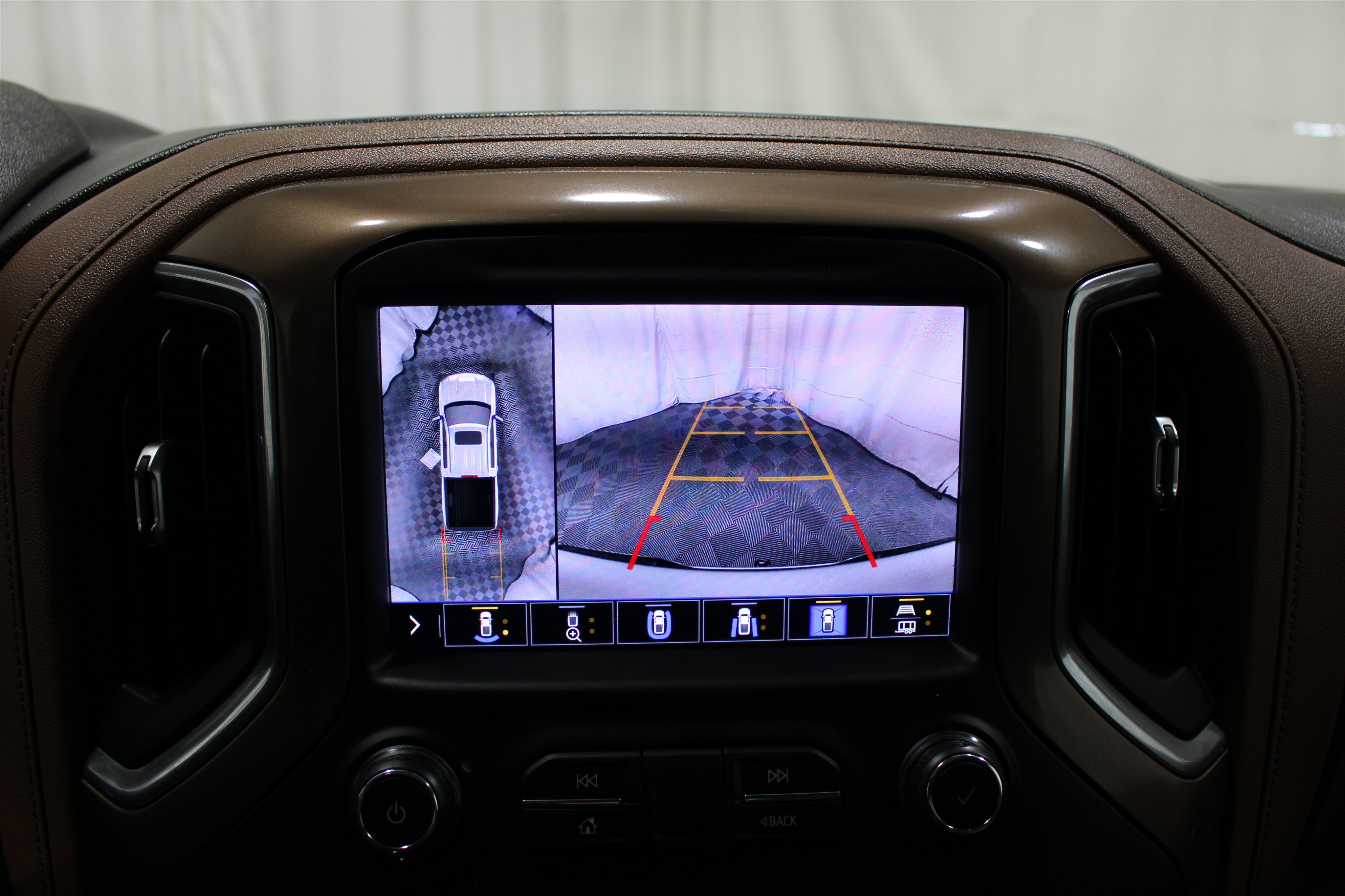 Used 2020 Iridescent Pearl Tricoat Chevrolet High Country image 16
