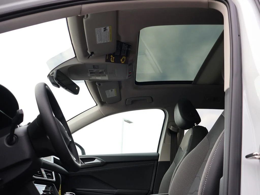 New 2026 White Volkswagen 1.5T SE Black image 31