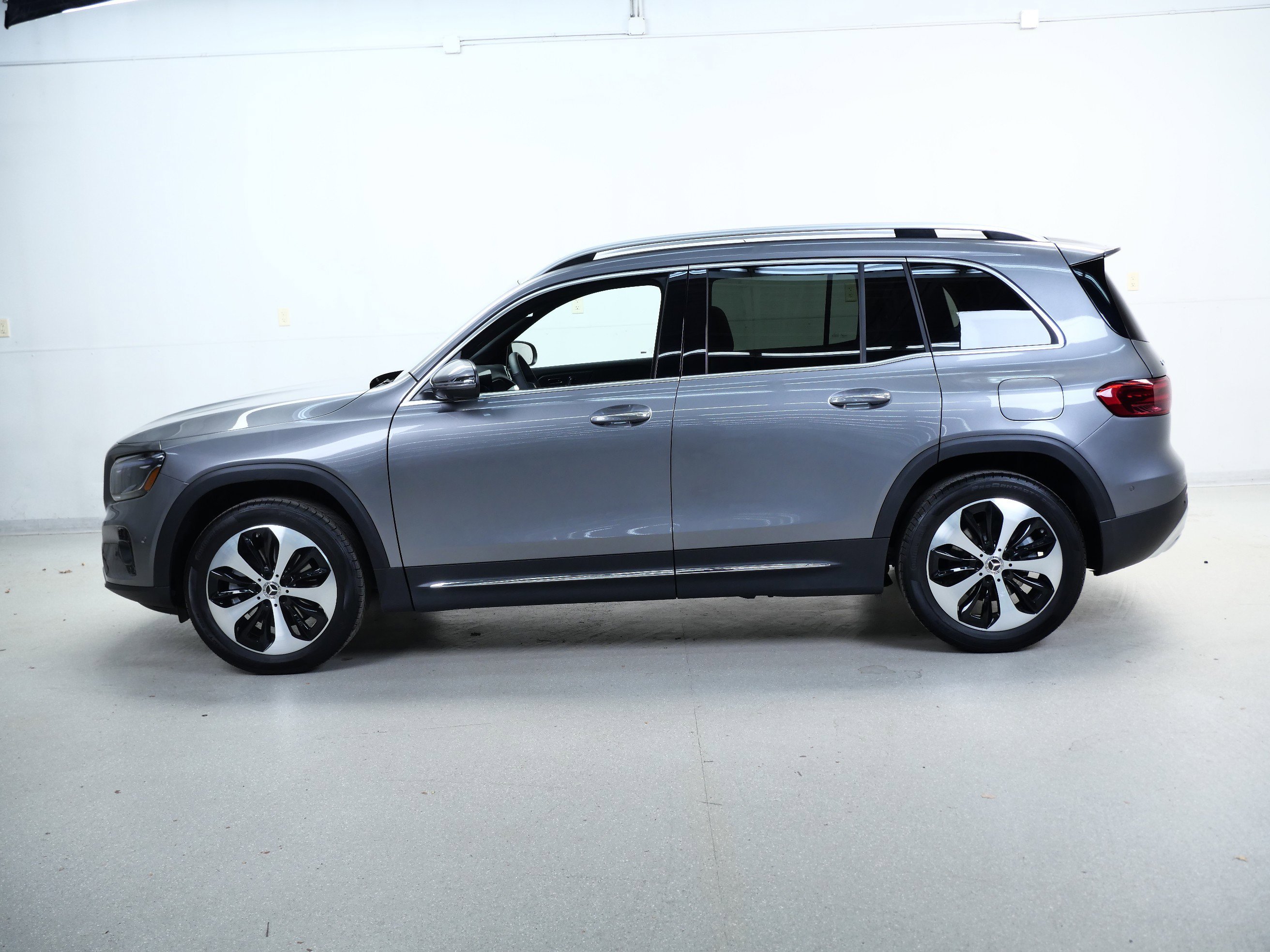 New 2026 Mountain Grey Metallic Mercedes-Benz GLB 250 image 5