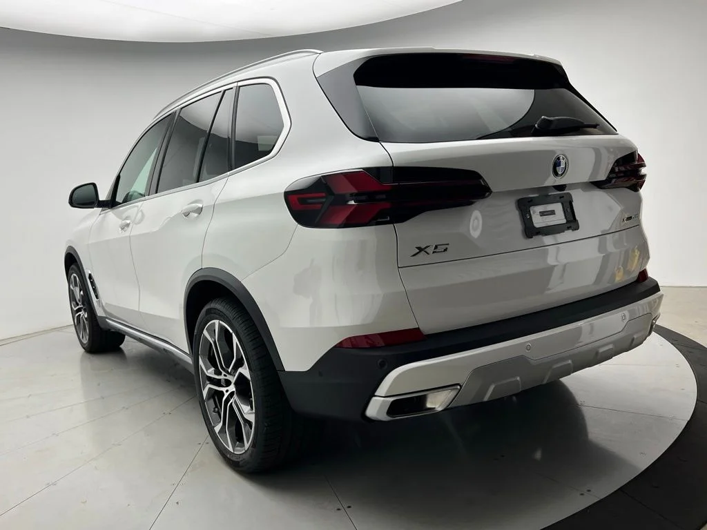 New 2026 Mineral White Metallic BMW xDrive40i image 4