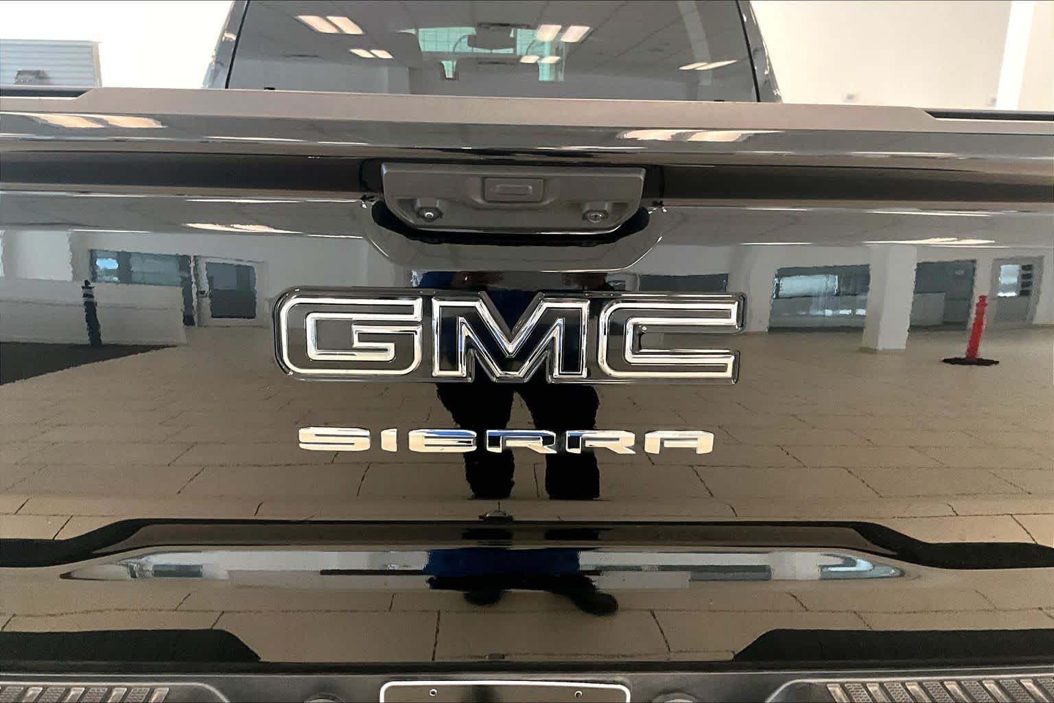 Used 2024 Onyx Black GMC Elevation image 29