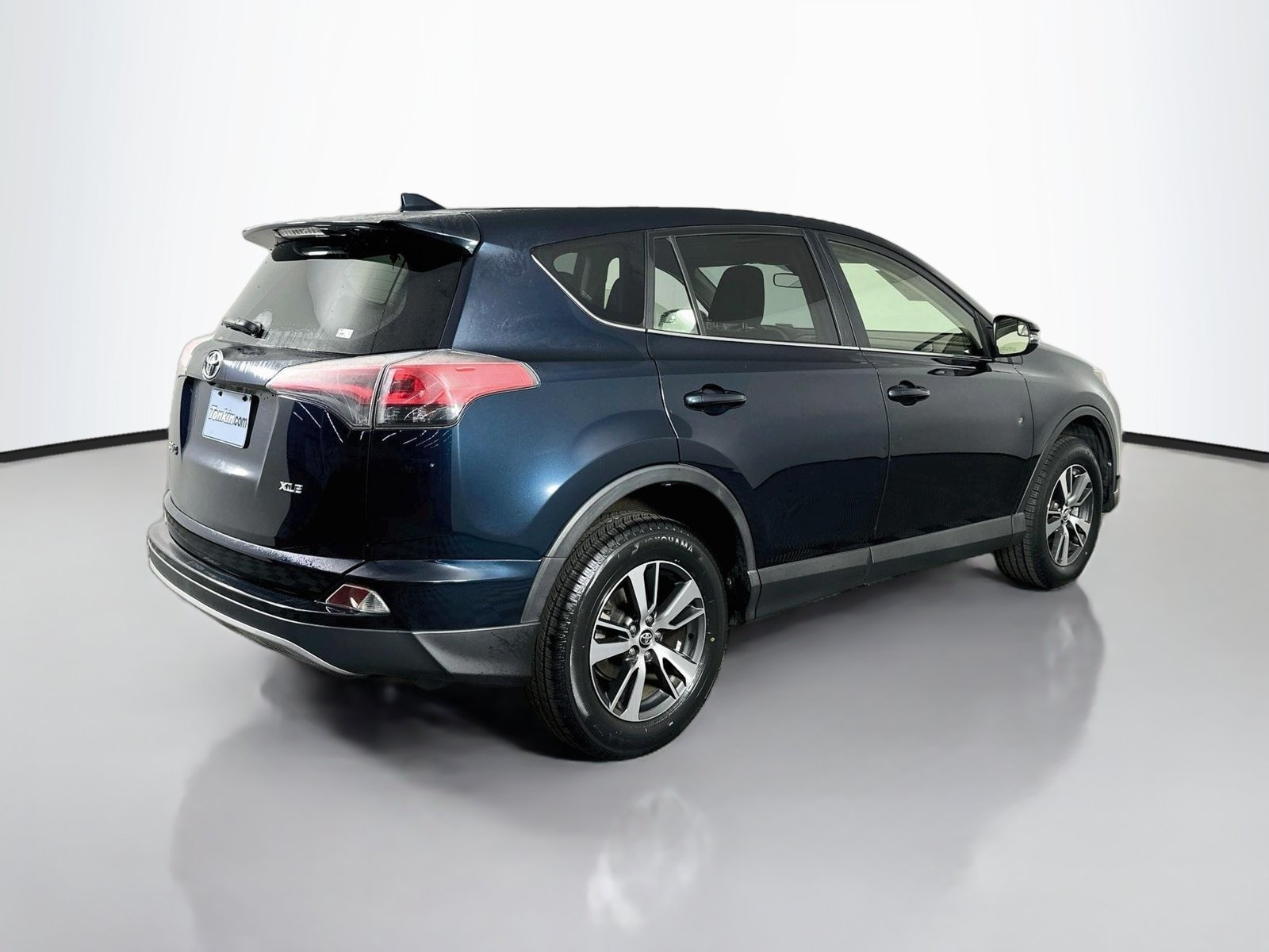 Used 2018 Galactic Aqua Mica Toyota XLE image 7