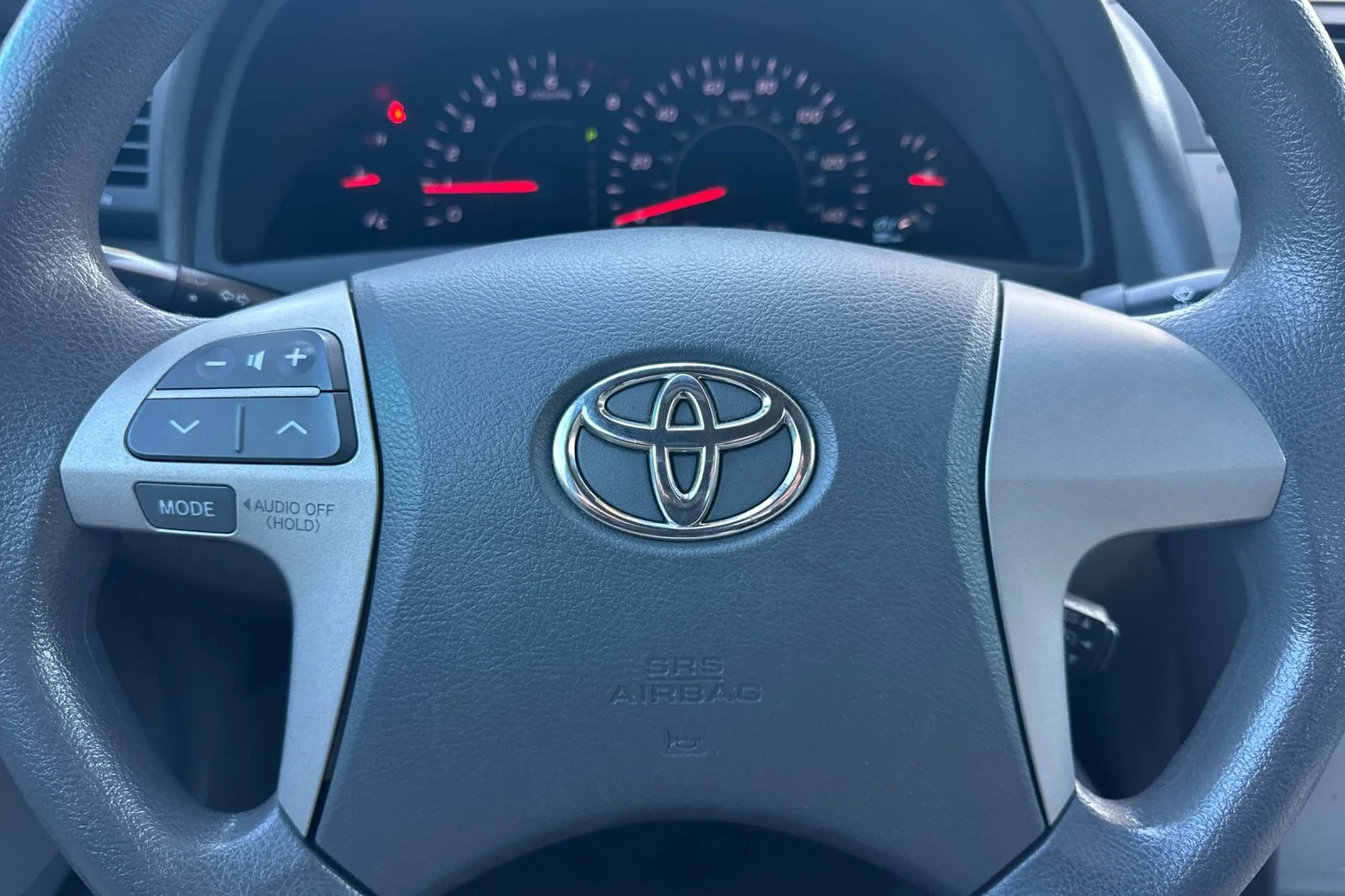 Used 2007 Silver Toyota LE image 25