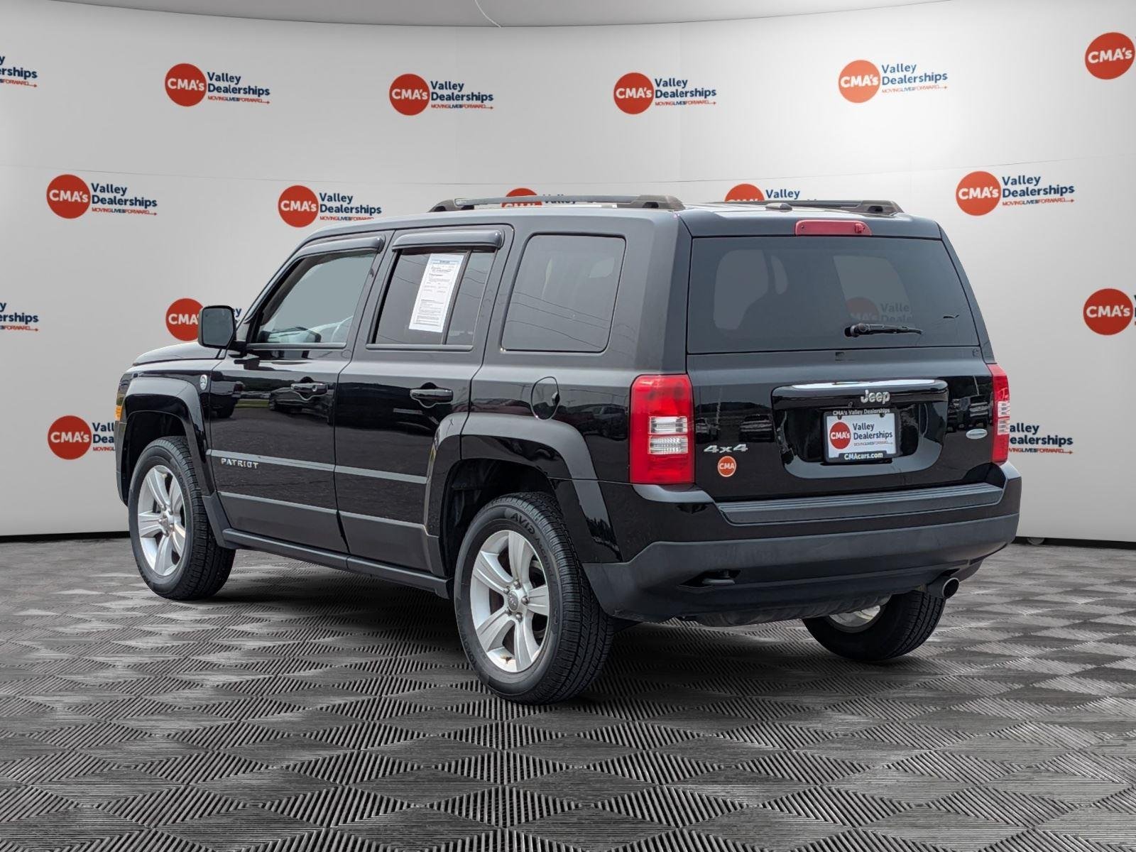 Used 2017 Black Clearcoat Jeep Latitude image 7
